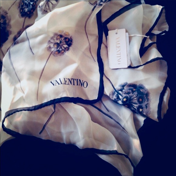 SOLD 💯 Authentic Valentino silk scarf - Picture 5 of 5